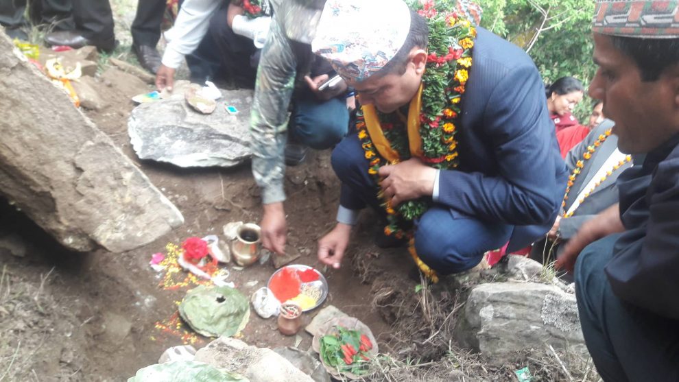 आम्बोट–दुर्लुङ–महभीर–घोडेपानी पदमार्गको शिलान्यास